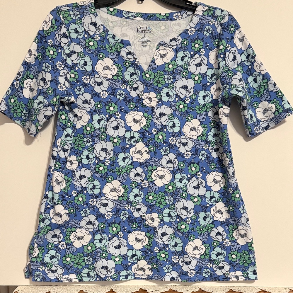 Floral Short Sleeve Top with V-neck